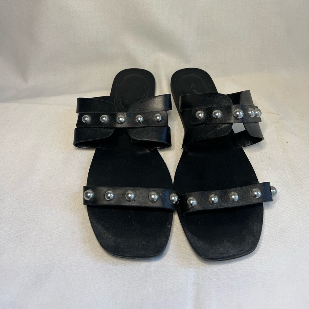 Black MARC FISHER size 7 women sandals with metal detail ✨